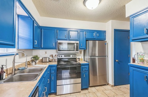 Wichita Apartment | Wichita Roots ~ Midwestern Charm Good WiFi Parking Terrific apartment Book Now!