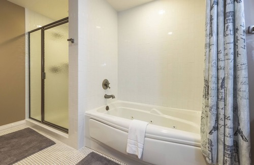 Clinton Hotel | Wild Rose Casino & Hotel Clinton