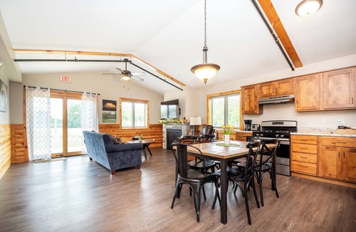 Orange Prairie Cabin | Wildlife Prairie Park