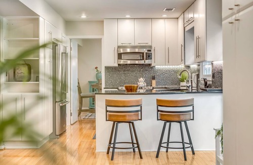 Herndon House | Willow Family Lodge, Spacious 4-bedroom house in beautiful Herndon with AC