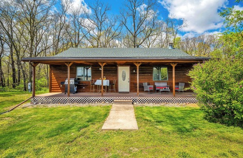 Adrian Cabin | Wine & Vinyl Vacation Home ~ Wine, Vinyl Records, Popcorn Machine, Private Deck