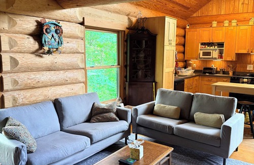 Oakpark Cabin | Wise Acres—Pet-friendly cabin in the woods with EV charger