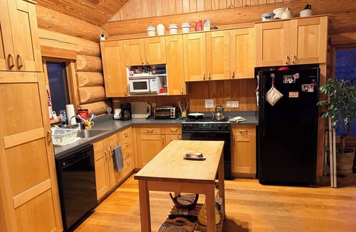 Oakpark Cabin | Wise Acres—Pet-friendly cabin in the woods with EV charger