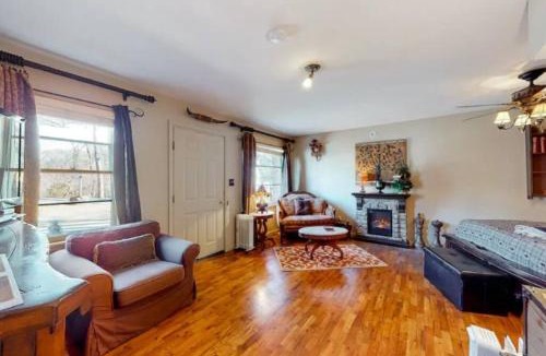 Eureka Springs Historic District Apartment | Wolfs Den at Tradewinds - Pool