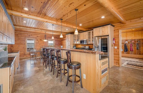 Kent Cabin | Wonder Bear Lodge Private Heated Pool | Hot Tub | 6 King Beds | Sleeps 16