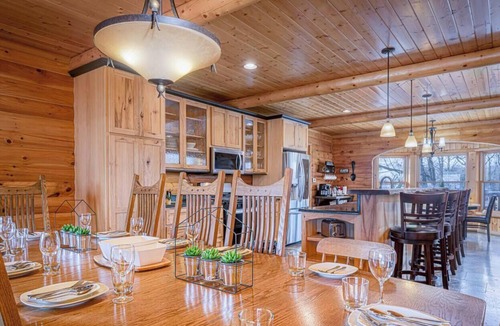 Kent Cabin | Wonder Bear Lodge Private Heated Pool | Hot Tub | 6 King Beds | Sleeps 16