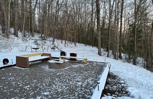 Mountain City House | Wonderful cabin tucked in the woods/w Hot tub