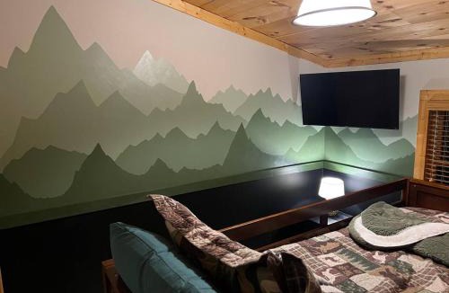 Mountain City House | Wonderful cabin tucked in the woods/w Hot tub