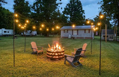 Points Ski Chalet | Wood Stove, Fire Pit, Grill & 2 Mins to River