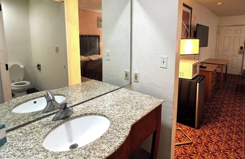 Rome Hotel | Woodbridge Inn By OYO Rome