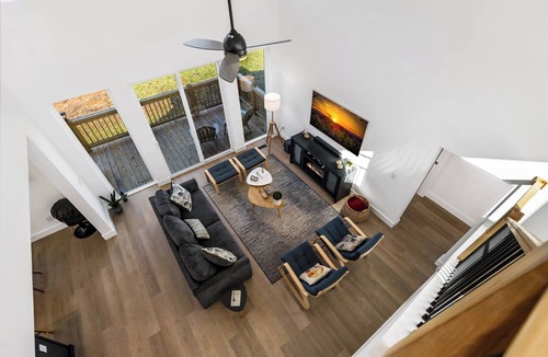 Talking Rock House | Woodland Château | Hot Tub + King/Queen beds + Game Loft