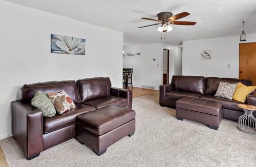 Blackhawk House | Woodland Hills’ Bird Watching Roost