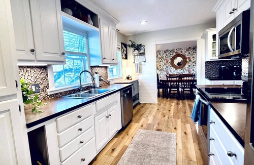 Bellevue House | Woodland Retreat- Mins to the Zoo & backs up a Forest - perfect for Large Groups