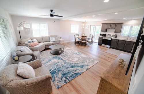 Dubuque House | Woodland View House. HOT TUB & SAUNA!