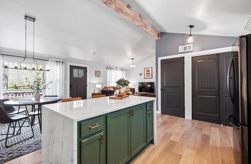 Woodstock House | Woodstock Charm- 2 min to downtown Woodstock & Pet Friendly!