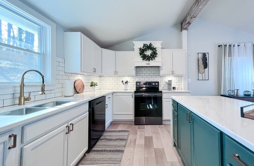 Woodstock House | Woodstock Charm- 2 min to downtown Woodstock & Pet Friendly!