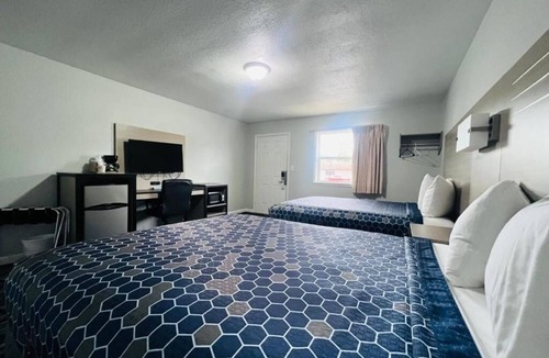 Oskaloosa Hotel | Work & Relax in This Comfortable 2-Room Stay w/Free Parking