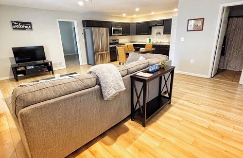White Hall Apartment | Working horse farm retreat! Convenient to wedding venue!
