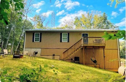 White Hall Apartment | Working horse farm retreat! Convenient to wedding venue!