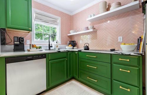 Virginia Highland Apartment | World Cup Stay! 5 min walk to Ponce City Market! 3 miles to Mercedes Benz