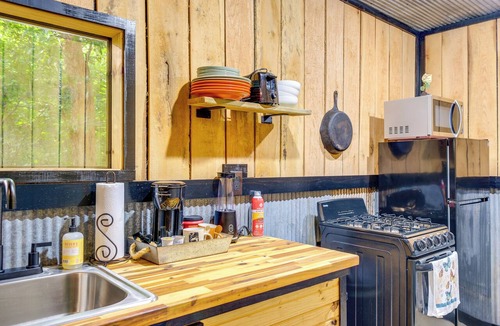 Powell Apartment | Wren's Nest Cabin: Missouri Ozarks Getaway!
