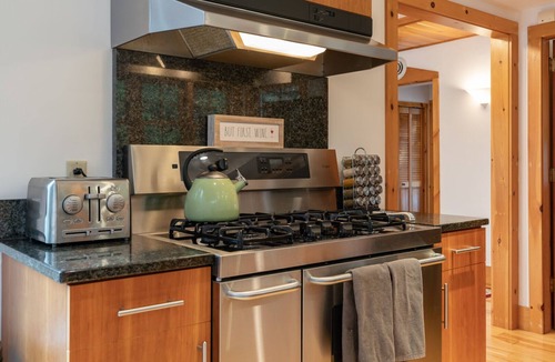 White River Junction House | Wright Reservoir Estate with Panoramic Views & 10 Acres