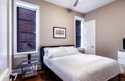 Lakeview Condo | Wrigley Field Legend Suite 4 Bedrooms, 2 Bathrooms