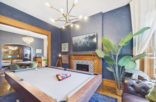 Wrigleyville Apartment | Wrigleyville Art Deco Suite Garage