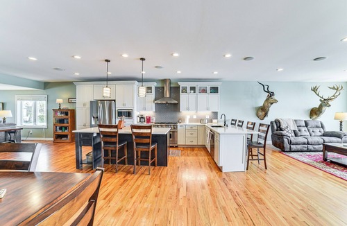 Yankton House | Yankton Vacation Home w/Hot Tub & River Views