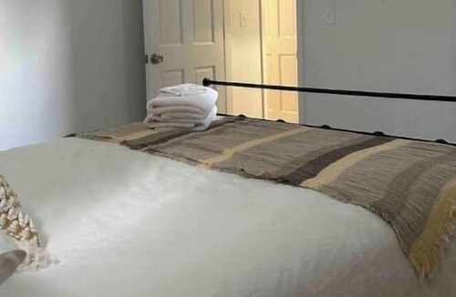 Wilmington House | Yellow Swann-7 min walk to Live Oak Pavillion, Downtown