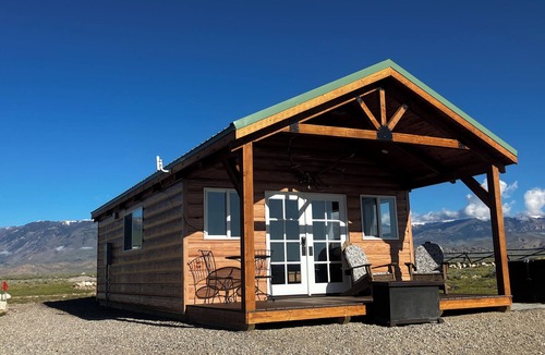 Clark Cabin | Yellowstone River View! Elegant and peaceful getaway with modern amenities!