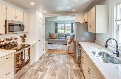 York Cottage | York Farmhouse Hideaway Near Lake Redman