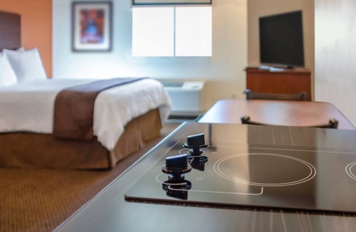 Dickinson Hotel | Your Central Dickinson Retreat – Queen Bed w/Modern Amenities & Downtown