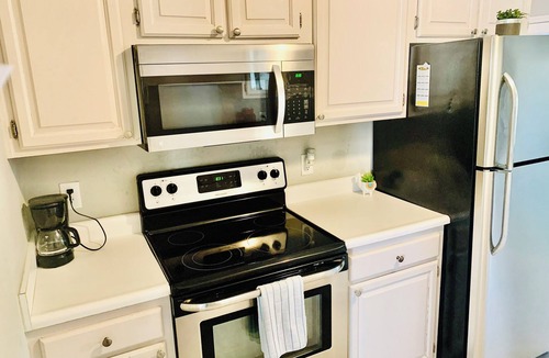 Westover House | ⁂Your Cozy Home-Minutes to Base, 15min to Downtown ⁂