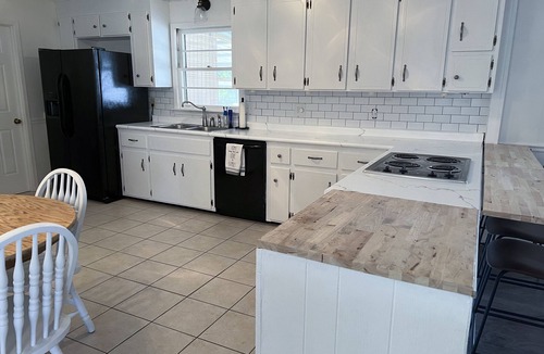 Rainbow City House | Your Home Away From Home In Rainbow City, Convenient Location