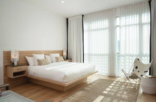 Long Branch Hotel | Your Relaxing Getaway: Spacious & Well-Appointed Rooms Ideal for Couple Stay