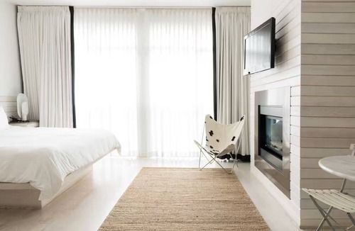 Long Branch Hotel | Your Relaxing Getaway: Spacious & Well-Appointed Rooms Ideal for Couple Stay
