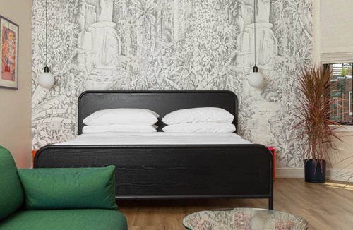 Queen Village Apartment | Yowie - Suite 303 Stunning Corner King