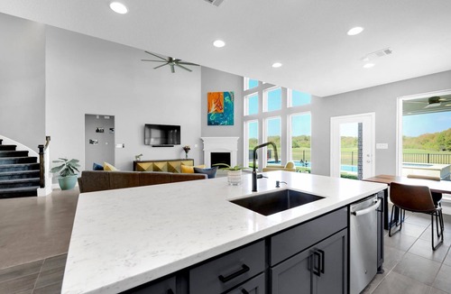 Shadow Glen House | Zen Sunsets Heated Pool, Spa, Theater, Gym: 20 Mins to Downtown Austin Sleeps 8