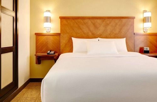 St. Johns Hotel | Zilker Metropolitan Park Tour! Pets Allowed, Swimming Pool, FREE Parking!