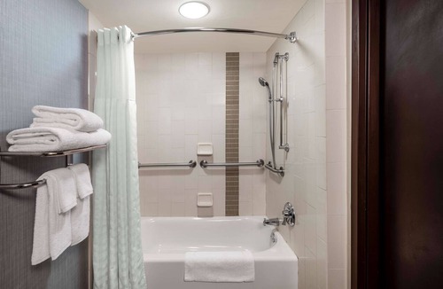 St. Johns Hotel | Zilker Metropolitan Park Tour! Pets Allowed, Swimming Pool, FREE Parking!
