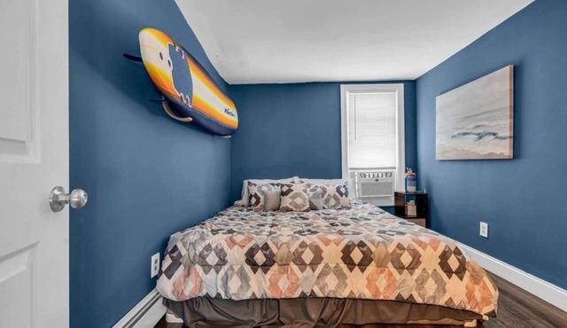 1 Bedroom Apt with Private Roof Deck Near Beach
