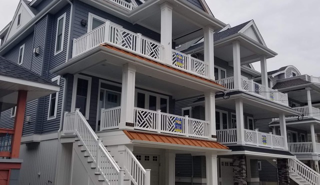 1 BLOCK FROM BEACH! TV, INTERNET, WELL EQUIPPED!