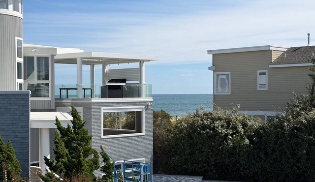 1 Off the Beach – Lovely Reverse Living Home, Great Ocean Views!
