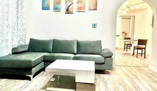 1127/Downtown Dubuque, first floor, free parking