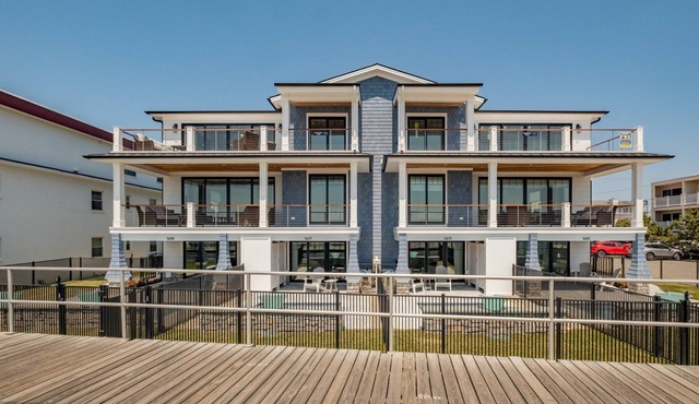 1413 Sand Castle Ocean Front Condo on Boardwalk, w/Pool, Elevator, Sleeps 19