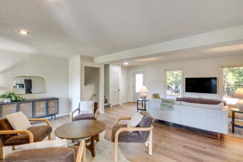 19 Mi to Kansas City: Group Retreat w/Game Room!