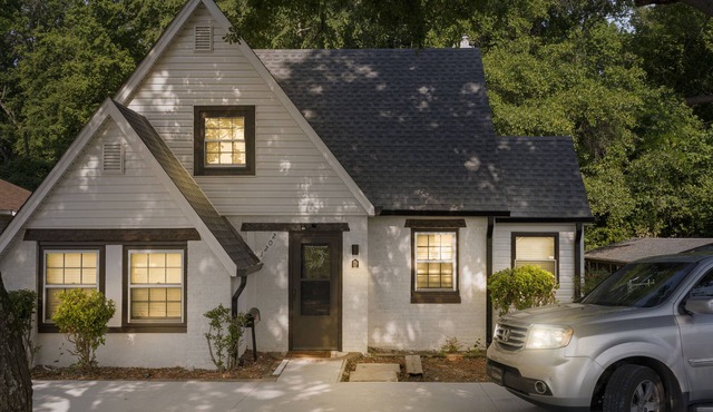 1945 Remodeled Cottage House 7 mins to Airport & Uptown
