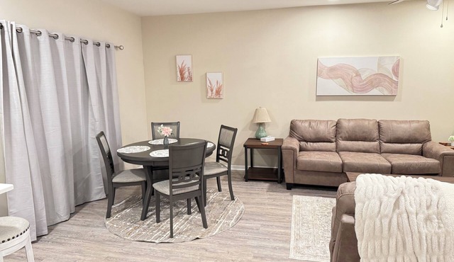 1B comfy new 2-bedroom apartment in Huntsville 5 min from mall Hosp & downtown.