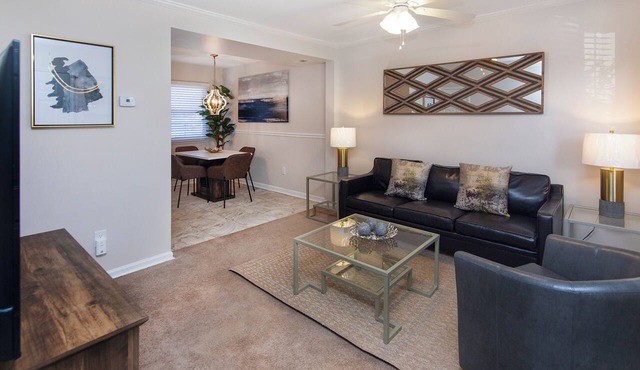 1BR with Easy Access to Uptown